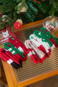 Chaussettes de Noël épaisses en polaire corail aux couleurs festives sur fond chaleureux