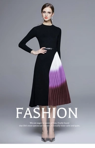 Détail du haut en tricot et jupe plissée dégradée violette avec ceinture fine