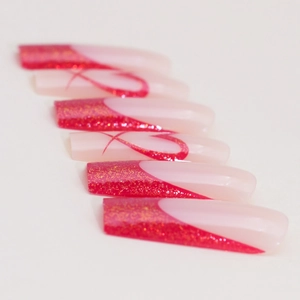 Minimalistische rote Glitzer-Herz-Nägel im französischen Stil mit rosa Spitzen