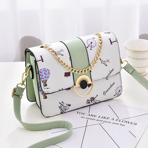 Borsa a tracolla bianca con stampa viaggio, dettagli verde menta e catena dorata donna