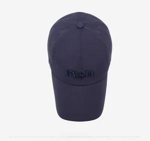 Détail de la casquette marine avec broderie 3D NY&JA et motifs monogrammes subtils