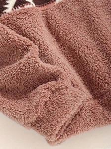Dettaglio del morbido tessuto in pile rosa-marrone con trama calda e soffice