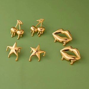 Detail von 18K Gold-Edelstahlohrringen mit schmelzenden Kirsch- und Lippenflüssigkeitsdesigns