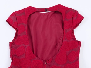 Détail du tissu jacquard rose rouge avec dos nu, fermeture bouton et zip discret
