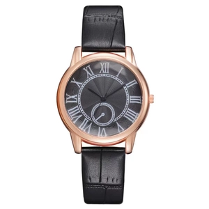 Detalle de reloj romano en oro rosa con correa de cuero negro y esfera con textura elegante