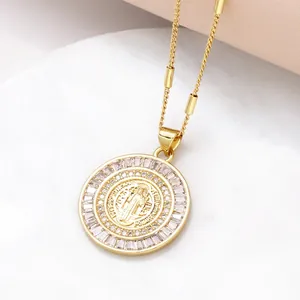 Détail macro du pendentif médaille Saint-Benoît doré avec pierres de zircone brillantes