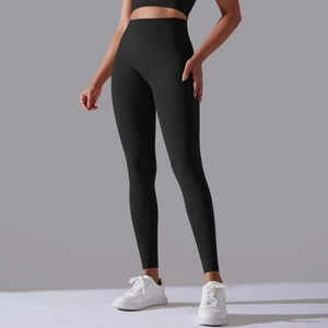 Detail der nahtlosen schwarzen Yoga-Leggings mit hoher Taille und Push-Up-Effekt