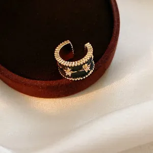 Manchette d'oreille élégante en or avec émail noir et accents de zircon en étoile