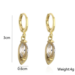 Dettaglio orecchini a foglia placcati oro 18K con cristalli e misure di 3cm di lunghezza