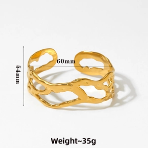 Dettaglio del bracciale dorato irregolare con larghezza 54mm e diametro interno 60mm