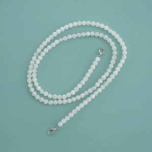 Dettaglio catena di perle in acrilico marmorizzato bianco con chiusura a moschettone argento