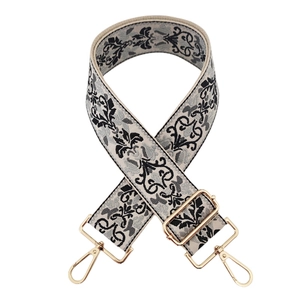 Dettaglio della tracolla jacquard bohémien con motivi floreali neri vintage