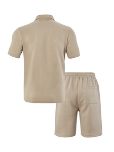 Vista posteriore del completo estivo da uomo in tessuto a nido d'ape beige con polo e pantaloncini