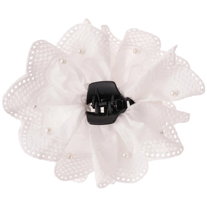Eleganter Haarklammer mit Blumen-Spitze, weißen Perlen und Rüschen in Cremeweiß