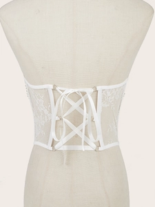 Eleganter weißer Spitzen-Korsettgürtel mit floraler Stickerei auf dem Model-Rücken
