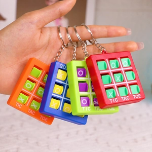 Gros plan du jeu de porte-clés Tic-Tac-Toe portable avec cubes X et O colorés rotatifs