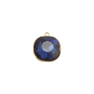 Gros plan d'un pendentif en pierre de naissance bleu foncé avec monture en métal doré
