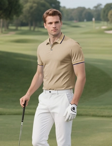 Détail du polo doré pour homme avec bords contrastés bleu marine et patte à trois boutons