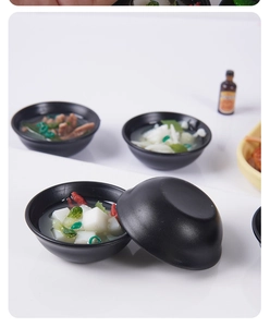 Vue détaillée d'un bol de soupe miso japonaise miniature pour porte-clés design