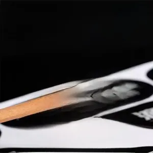 Nahaufnahme von roten 3D-Kristallaufklebern mit wasserfester, glänzender Harzbeschichtung