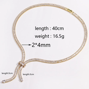 Dettagli della collana a V dorata con nappe in zircone che mostra lunghezza e peso