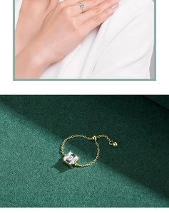Détail d'une bague chaîne dorée réglable ornée d'un zircon cubique carré clair