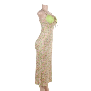 Vue latérale détaillée d'une robe nuisette à fleurs et dentelle, coupe ajustée