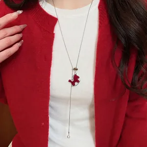 Collier en Y avec pendentif cheval à bascule rouge et perle sur chaîne argentée