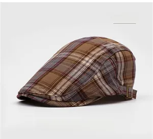 Gros plan sur la texture de la casquette plate à carreaux kaki avec boucle en métal