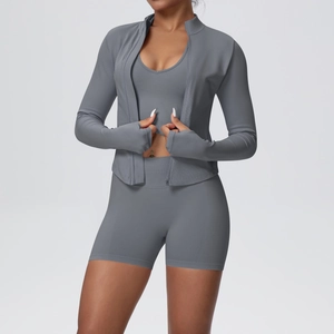 Vue détaillée du set de yoga gris avec passants de pouce et short de sport à taille haute