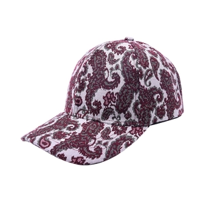 Gros plan détaillé du tissage jacquard cachemire bordeaux sur la casquette blanche