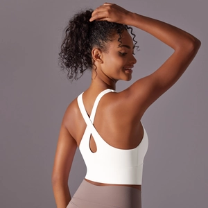 Détail d'un soutien-gorge de sport blanc avec dos croisé évidé et bande de maintien