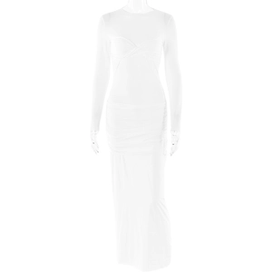 Détail des fronces et des plis sur une robe moulante blanche à manches longues élégante