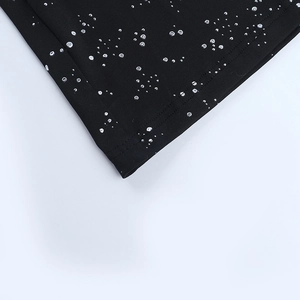 Gros plan détaillé des paillettes argentées sur tissu noir avec coutures de précision