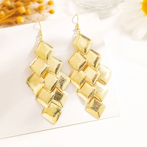 Boucles d'oreilles dorées avec sequins losanges multicouches et finition sablée