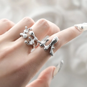 Minimalistischer unregelmäßiger Lava-Ring aus Flüssigmetall mit weißem Emaille-Tropfen