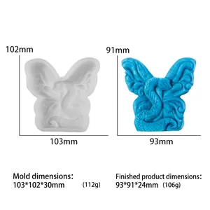 Dettaglio macro dello stampo in silicone ala di serpente con dimensioni e candela blu