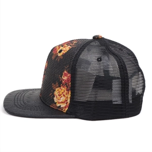 Dettaglio del cappello mesh floreale con visiera piatta e rete traspirante