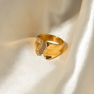 Détail d'une bague vague irrégulière en or 18k avec incrustation de cristal sur soie