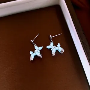 Boucles d'oreilles chien ballon bleu ciel avec détails argentés sur support cuir
