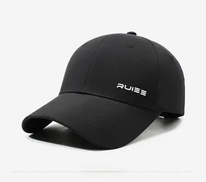 Détail de la broderie latérale et de la visière incurvée sur cette casquette RUIEE noire
