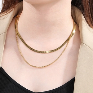 Détail d'un collier double rang en or 18k avec maille serpent et cordelette sur mannequin