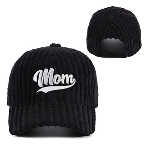 Casquette de baseball en velours côtelé noir avec broderie Mom blanche.