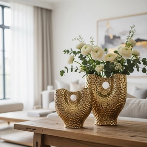 Vases de luxe en céramique dorée avec texture martelée et fleurs pour décoration