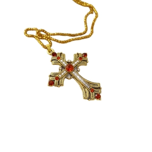 Collier vintage doré avec pendentif croix orné de gemmes orange et cristaux blancs