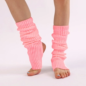 Detailansicht der rosa gerippten Beinstulpen für Yoga mit Steg und offenem Zehendesign