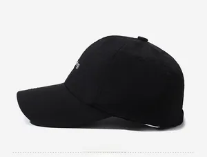 Vue latérale détaillée d'une casquette de baseball noire à séchage rapide avec broderie