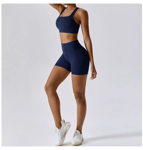 Dettaglio dei pantaloncini da yoga a vita alta e reggiseno sportivo in blu navy
