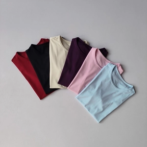 Detailaufnahme farbenfroher, schnelltrocknender Sport-T-Shirts in verschiedenen Tönen
