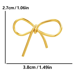 Détail du pendentif nœud en acier inoxydable doré montrant les dimensions 3,8x2,7 cm
